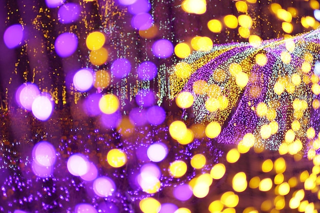 Belichtetes violettes und goldenes bokeh Kreislicht zerstreute Hintergrund