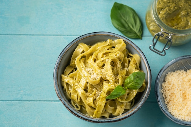 Foto beliebte italienische pasta mit pesto-sauce