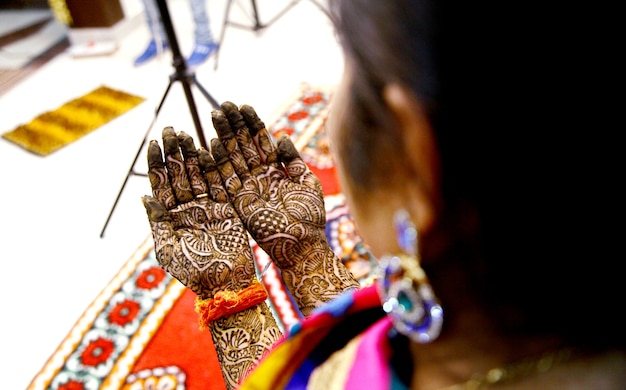 Beliebte Mehndi-Designs für Hände oder Hände, die mit indischen Mehandi-Traditionen bemalt sind