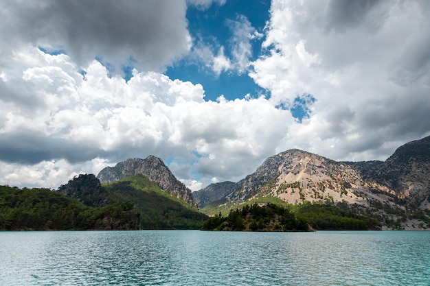 Beliebte Touristenattraktion schöne Naturansicht mit Fjord und Bergen im Wasser Künstlerischer Naturkopierraum