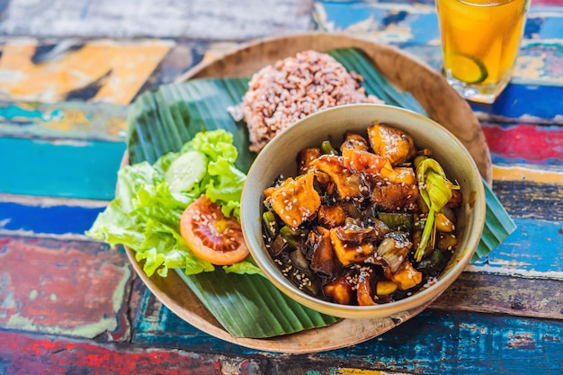 Beliebtes balinesisches Reisgericht mit verschiedenen Beilagen, die zusammen mit dem Reis serviert werden und mehr als optionale Extras