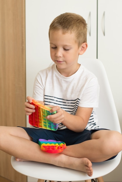 Beliebtes buntes Anti-Stress-Touch-Spielzeug zappeln, drücken Sie es in die Hände eines Kinderspielzeugs