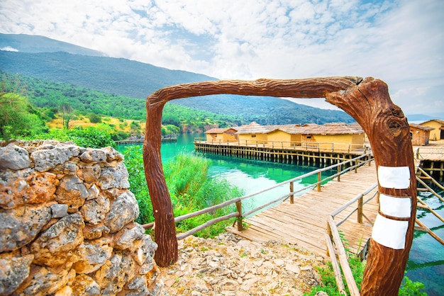 Foto beliebtes touristenziel bucht der knochen erstaunliche landschaft nordmakedoniens europa ohridsee