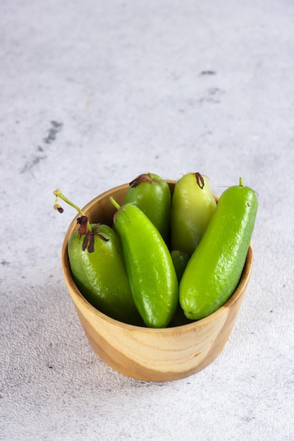 Foto belimbing wuluh o averrhoa bilimbi es el fruto del género averrhoa como especia en la cocina