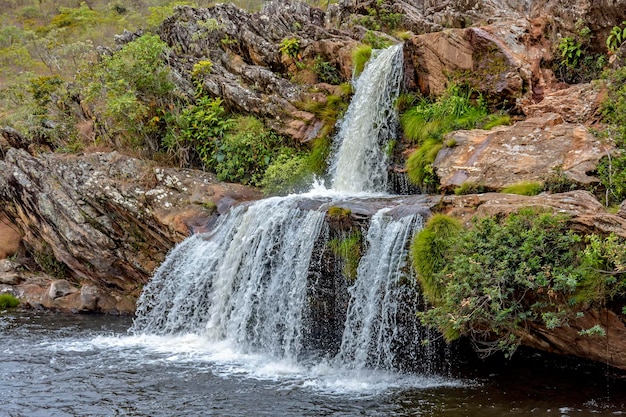 Belíssima cachoeira entre as rochas do Parque Estadual Serra do Biribiri, em Diamantina, Minas Gerais