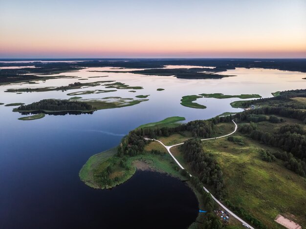 Foto belíssima península entre os lagos snudy e strusto parque nacional braslau lagos bielorrússia