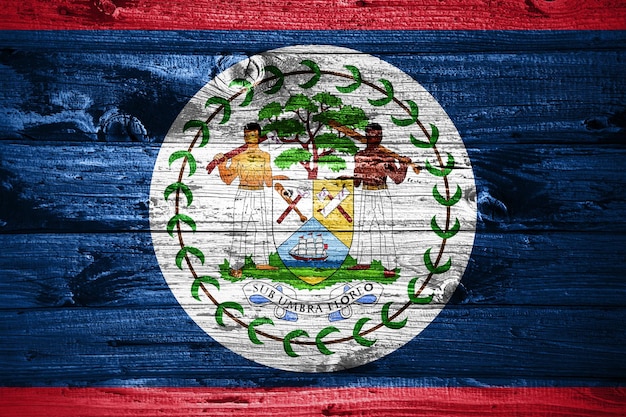 Belize-Flagge auf Holzbohlen Hintergrund Holzfahne