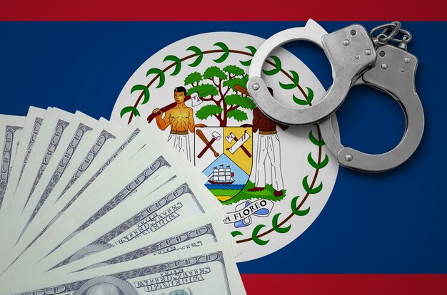 Belize-Flagge mit Handschellen und einem Bündel Dollar. Das Konzept der illegalen Bankgeschäfte in US-Währung