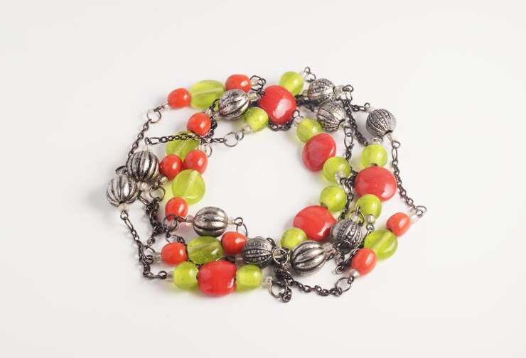 Bella cadena y collar de cuentas hechas de cuentas de aleación metálica y cuentas de vidrio verde y naranja