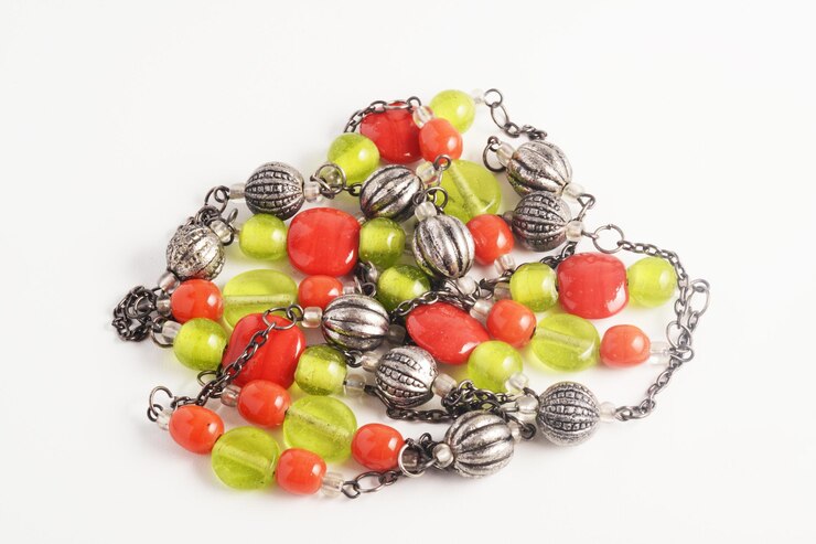 Bella cadena y collar de cuentas hechas de cuentas de aleación metálica y cuentas de vidrio verde y naranja