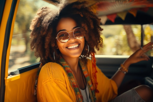Bella chica sonriente vestida al estilo hippie frente a una furgoneta retro feliz turista hispana