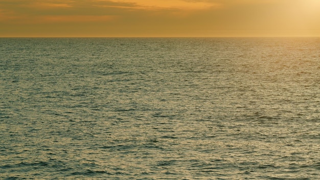 Bella composición de la naturaleza mar brillante en el fondo de la luz del sol luz dorada del día en el mar