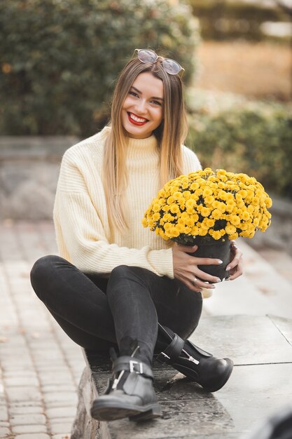 Bella dama con flores amarillas