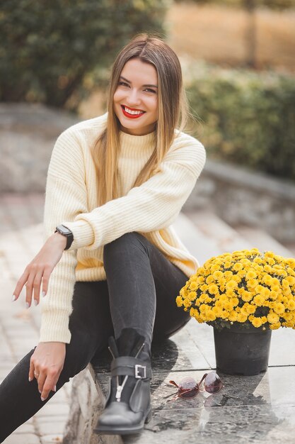 Bella dama con flores amarillas