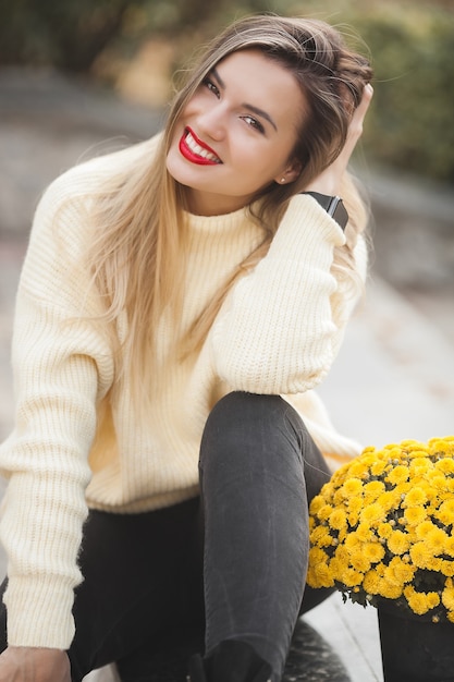 Bella dama con flores amarillas