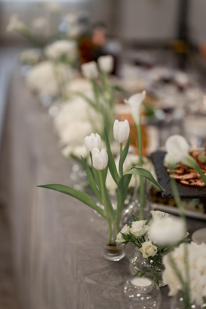 Bella decoración romántica elegante para una cena de lujo en Italia Toscana Diseño floral moderno para bodas al aire libre