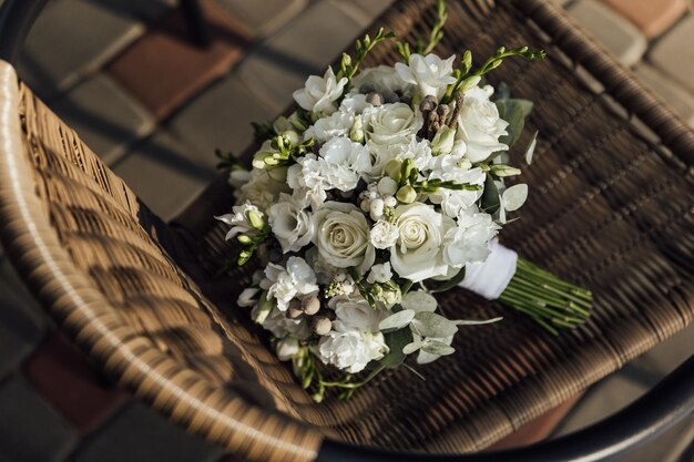 Bella decoración romántica elegante para una cena de lujo en Italia Toscana Diseño floral moderno para bodas al aire libre
