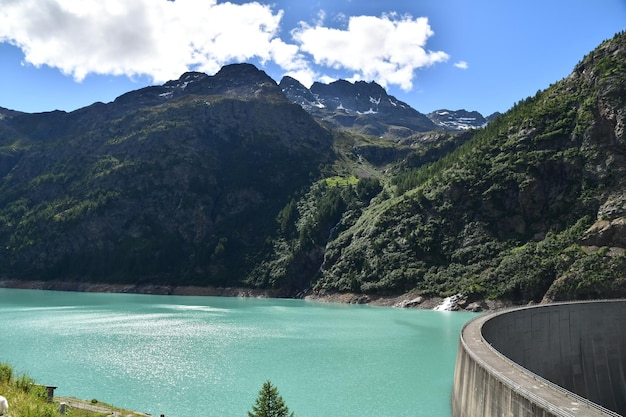 La bella diga di Place Moulinin valle d039Aostacon i suoi bei colori verde smeraldo