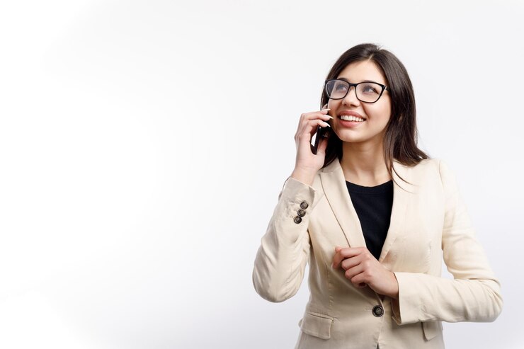 Una bella y elegante mujer de negocios hablando por teléfono inteligente