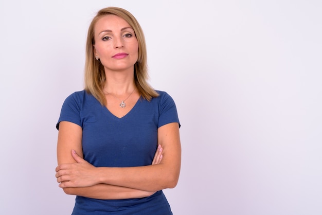 Bella empresaria con cabello rubio vistiendo camisa azul contra el espacio en blanco