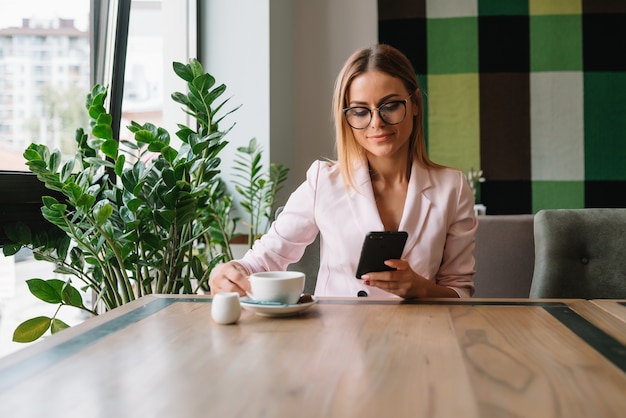 Bella empresaria sentada en un café