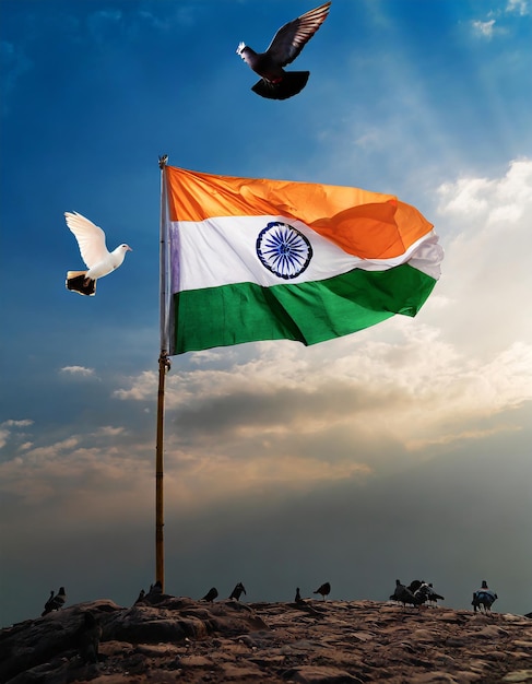 Bella foto de la bandera de la India contra el cielo azul y la paloma voladora Celebración del Día de la República de la India