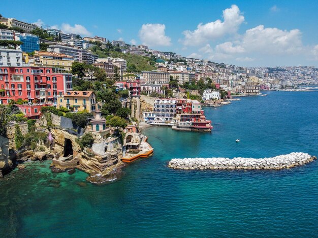 Bella fotografía aérea de la costa de Nápoles con una vista al mar turquesa de Italia