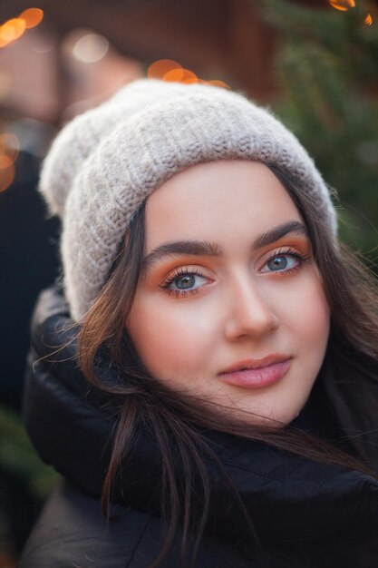 Foto bella joven de cabello oscuro feliz en un mercado europeo de navidad vacaciones año nuevo