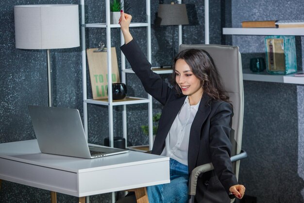 Bella joven empresaria con una elegante chaqueta negra en la oficina Blogger popular o influyente