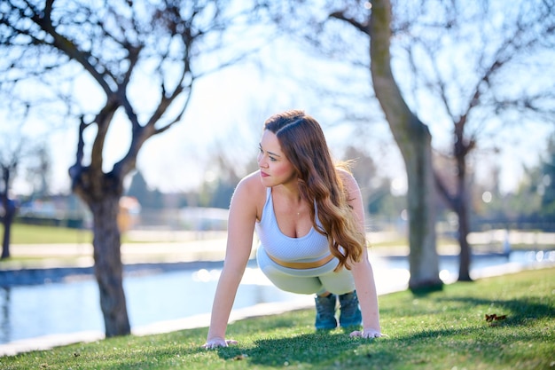 bella joven haciendo ejercicio en un parque