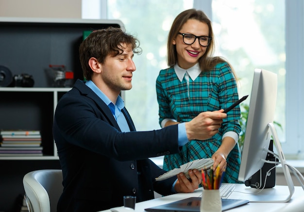 Foto bella joven y hombre trabajando desde casa concepto de negocio moderno