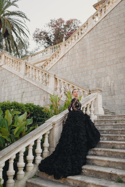 bella joven con un lujoso vestido negro en Montenegro