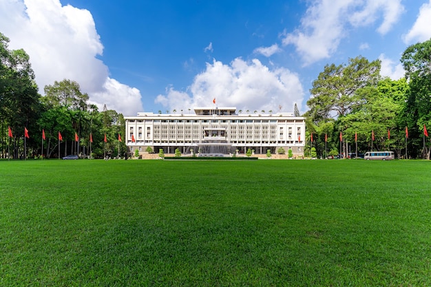 Bella mañana de frente vista del Palacio de la Reunificación que fue una obra del presidente en Ho Chi Minh