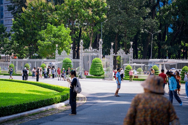 Bella mañana de frente vista del Palacio de la Reunificación que fue una obra del presidente en Ho Chi Minh