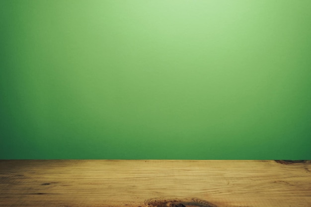 Bella mesa de madera marrón y fondo de pared verde