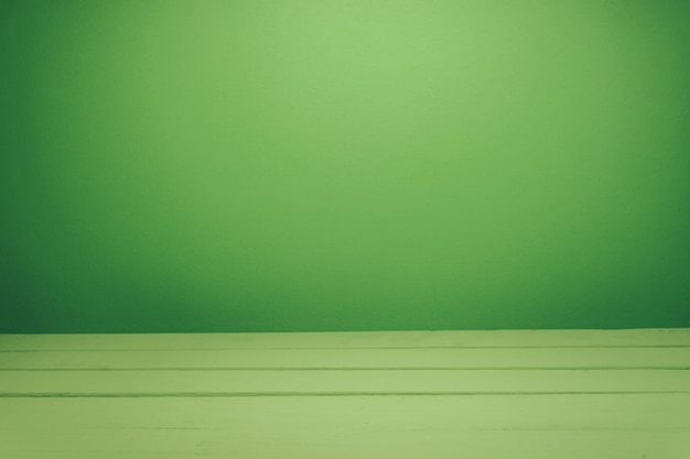 Bella mesa de madera de oliva y fondo de pared verde