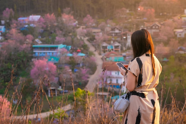 Foto bella mujer asiática en el jardín de flores con fondo de la naturaleza