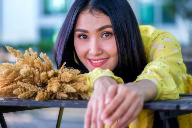 Foto bella mujer asiática mirando a la cámara mostrando felicidad y aspecto natural