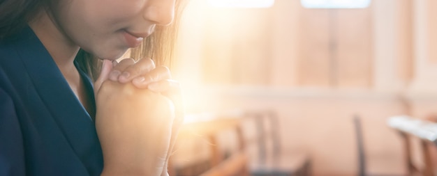 Foto una bella mujer asiática está rezando a dios.