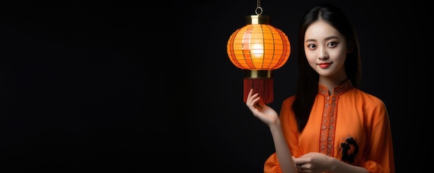 Bella mujer asiática en el tradicional vestido naranja