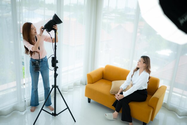 Bella mujer asiática Vlogger y blogger grabando video para contenido de redes sociales en transmisión en vivo