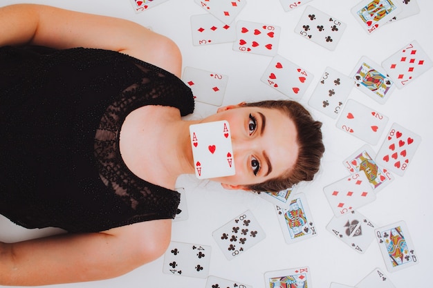 Foto bella mujer con baraja de cartas