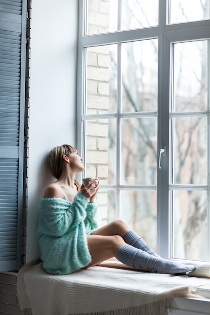 Foto bella mujer bebe café por la mañana