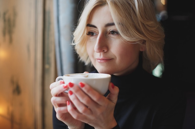 Bella mujer bebiendo café