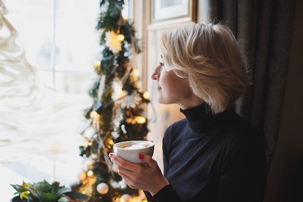 Bella mujer bebiendo café