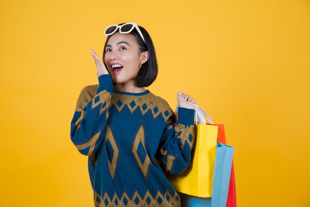 bella mujer con una bolsa de papel Concepto de compras