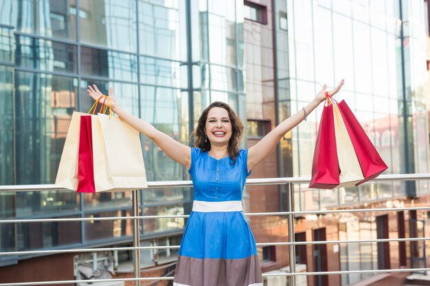 Bella mujer con bolsas de la compra.