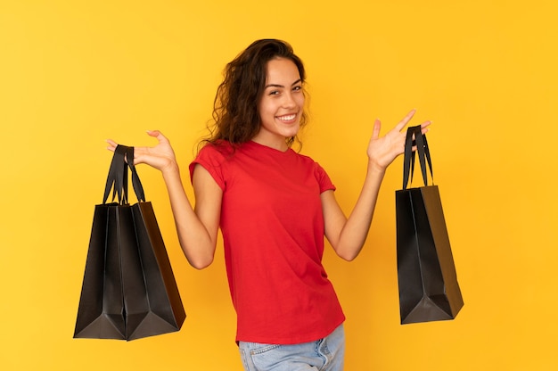 Bella mujer con bolsas negras sonriendo