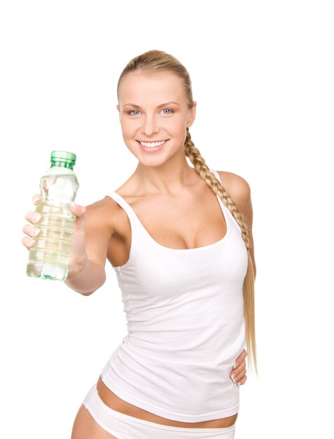 Bella mujer con botella de agua sobre blanco