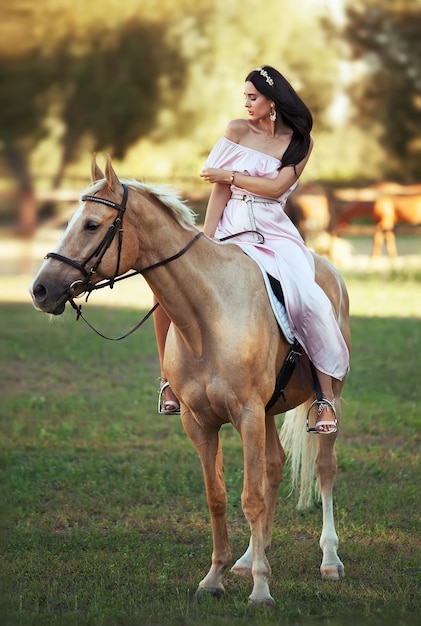 Foto bella mujer con caballo